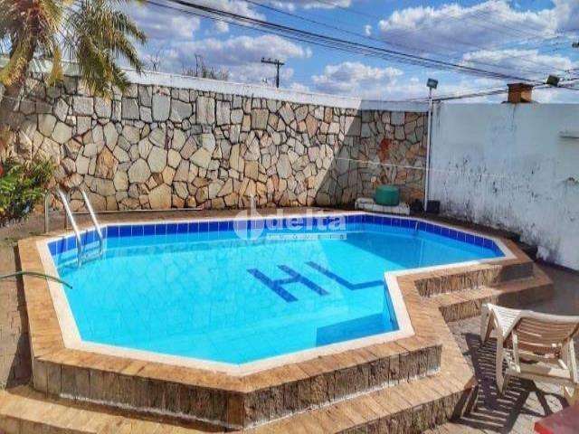 Casa residencial disponível para venda no bairro Brasil em Uberlândia-MG