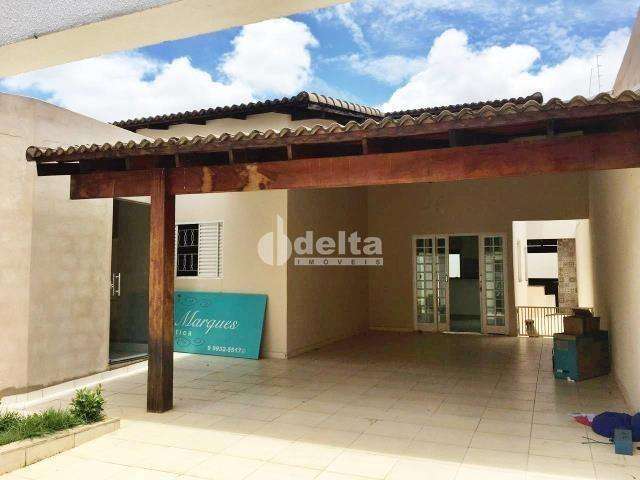 Casa residencial disponível para venda no bairro Jardim Holanda em Uberlândia-MG