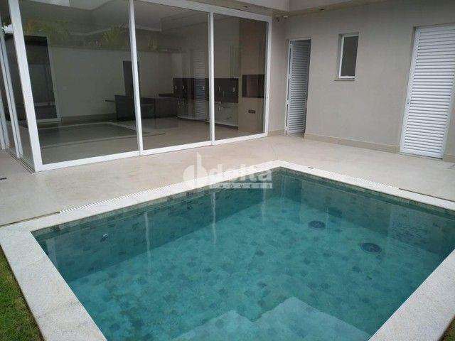 Casa em condomínio disponível para venda no bairro Nova Uberlândia em Uberlândia-MG