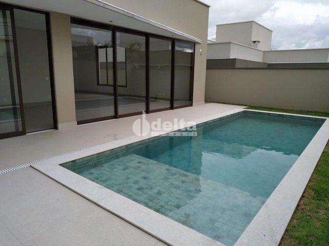 Casa em condomínio disponível para venda no bairro Nova Uberlândia em Uberlândia-MG