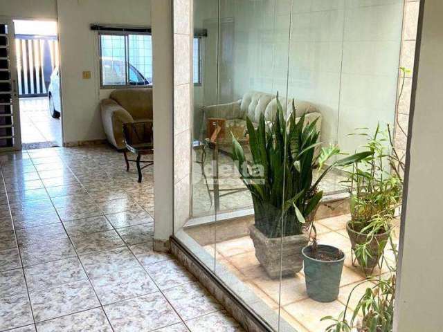 Casa residencial disponível para venda no bairro Presidente Roosevelt em Uberlândia-MG