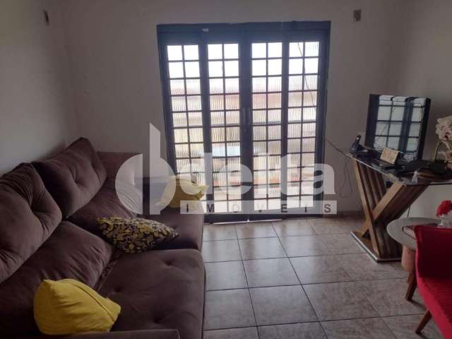 Casa residencial disponível para venda no bairro Tibery em Uberlândia-MG