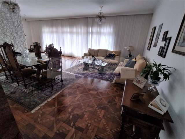 Incrível Casa assobradada em terreno único na região! Agende sua visita