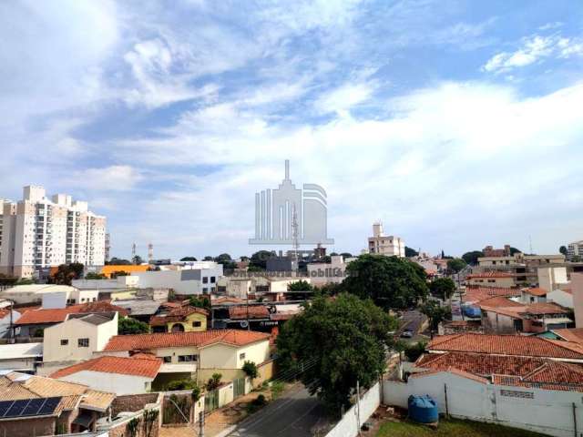 Apartamento 2 + 1 dormitórios, sendo 1 suíte, ampla sala com sacada e sol da manhã, vista pra torre do castelo