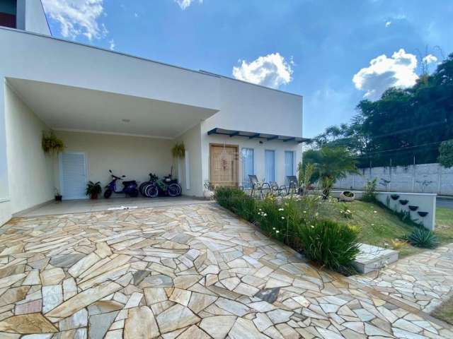 Casa à venda condomínio Vila do Sol, térrea com 3 suítes, ar condicionado, cozinha ampla e despensa, área gourmet com churrasqueira, 4 vagas