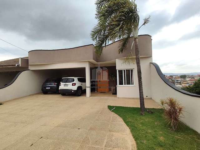 Casa à venda no  condomínio Colina dos Coqueiros, em Valinhos, 3 quartos, 1 suíte com closet e varanda,  escritório, churrasqueira e piscina com  deck