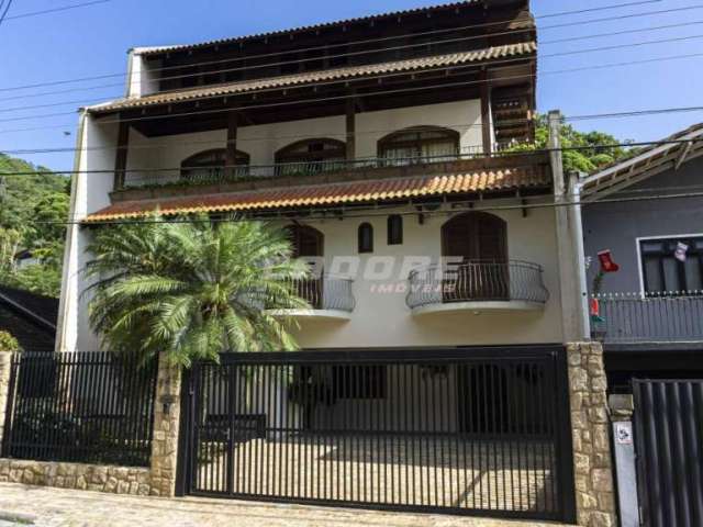 Casa com alto padrão de acabamentos e piscina