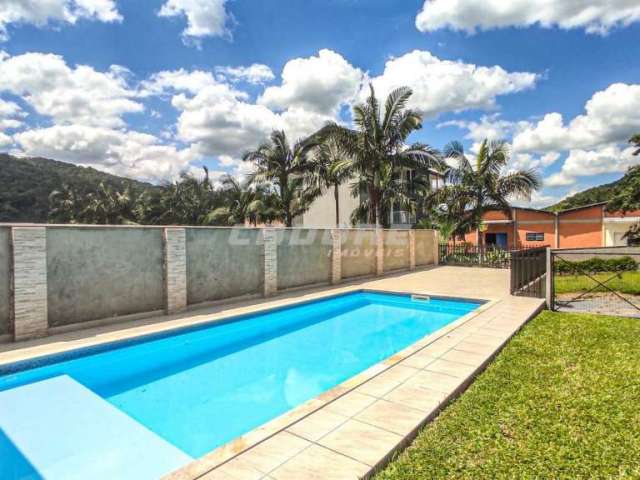 Casa com piscina em meio a natureza v