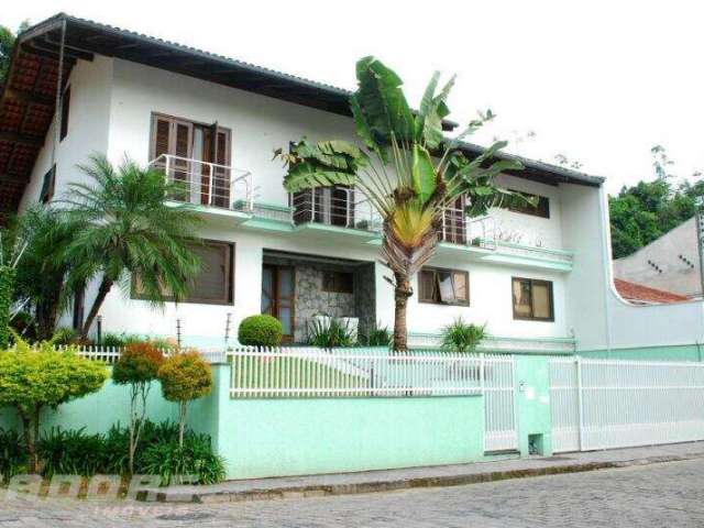 Casa com 04 quartos e piscina no Garcia