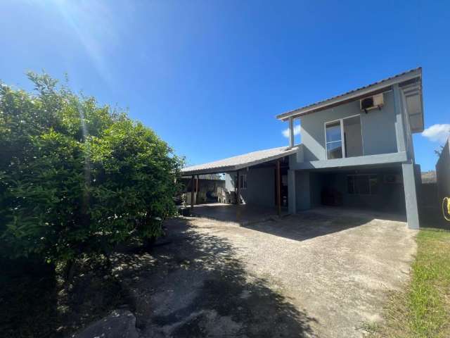 Linda casa nos ingleses, a 500 metros do brasil atacadista e 1 km da praia .