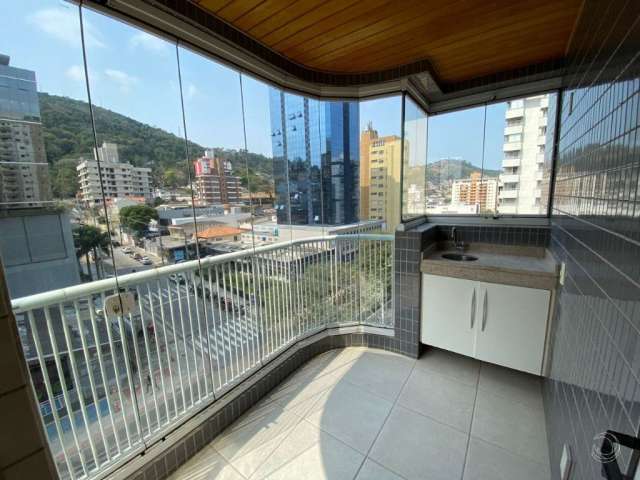 Ótimo apartamento de 2 dormitórios no centro de florianópolis