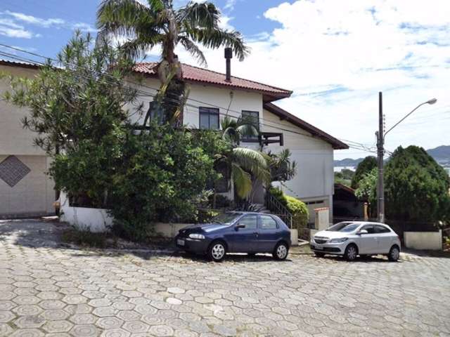 Linda casa residencial de 6 dormitórios na trindade