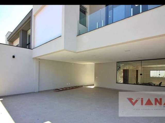 Vende-se sobrado com 350m², com 4 suítes, sala com 3 ambientes com jardim de inverno, cozinha, área de serviço, 5 banheiros,  6 vagas de garagem, quintal e piscina.  Aceita permuta por imóveis no ABC