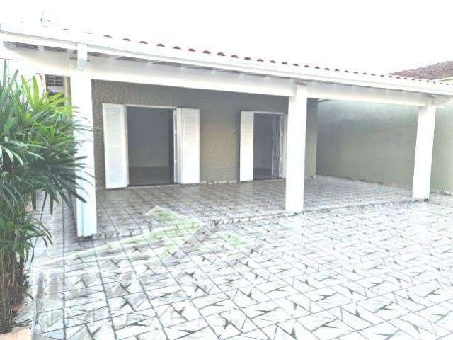 Ubatuba, Cento - Bela casa com 03 dormitórios, terreno de 306 m2.