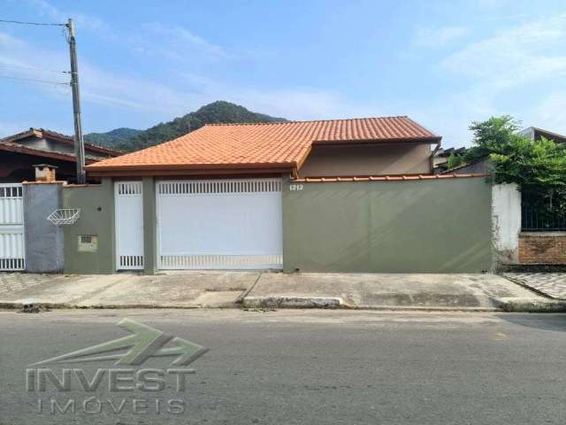 Ubatuba, Centro - Bela casa bem localizada com 03 dormitórios, terreno de 300 m2.