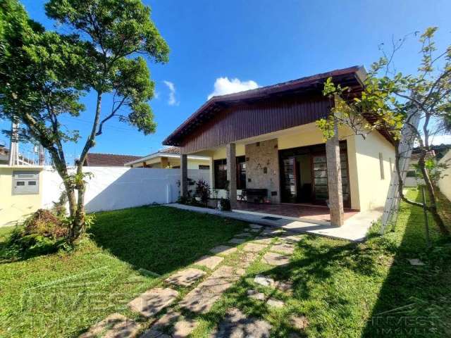 Ubatuba, Cento - Bela casa com 03 dormitórios, terreno de 422 m2 com edícula.