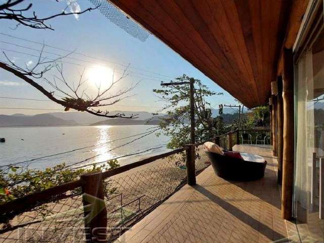 Ubatuba, Almada, Casa de frente ao mar com, pe na areia.