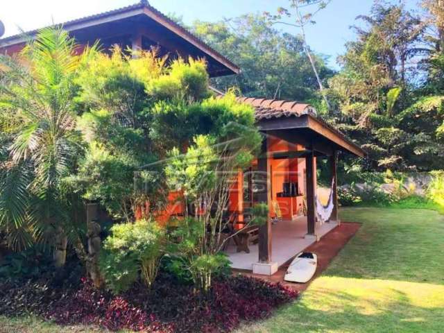 Ubatuba, Praia da Itamambuca - Bela casa a 30m do Mar, 250m2, 03 dormitórios sendo 01 suíte, amplo jardim, com Renda 250 mil ano