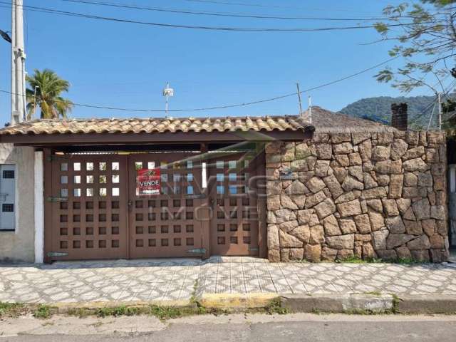 Ubatuba, Centro - Casa com Ótima Localização com 03 dormitórios sendo 1 suíte, Edícula com 2 Dorms e 1 Banheiro, Espaço Gourme