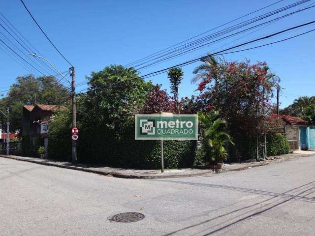 Excelente casa à venda em Rio Das Ostras-RJ de 7 dormitórios, sendo 6 suítes, 7 banheiros, 2 salas, cozinha, quintal, edícula, piscina, um ponto comer