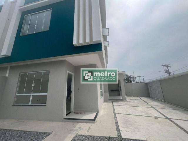 Excelente casa duplex à venda, ideal para quem busca conforto e praticidade. No primeiro pavimento, você encontrará uma sala ampla e iluminada, perfei