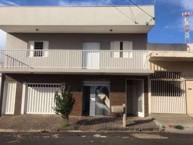 Casa à venda em Uberlândia-MG, 4 quartos, 1 suíte, 1 sala, 3 vagas de garagem e 304m² de área!