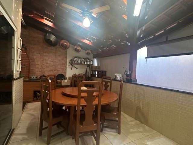 Imperdível oportunidade: Casa à venda no Alto Umuarama, Uberlândia-MG! 3 quartos, 1 suíte, 191m² e 2 vagas de garagem.