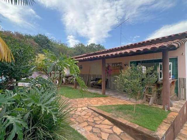 Imperdível: Casa à venda em Uberlândia-MG, bairro Cidade Jardim - 2 quartos, 1 suíte, 1 sala, 2 banheiros, 200m².