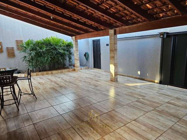 Casa para locação em Uberlândia-MG, Jardim Patrícia: 3 quartos, 1 suíte, 2 banheiros, 3 vagas de garagem, 250m² de área.