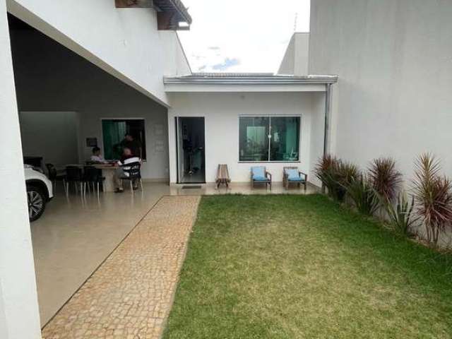 Casa à venda em Uberlândia-MG: 3 quartos, 1 suíte, 2 salas, 2 banheiros, 2 vagas de garagem, 137m² - Bairro Cidade Jardim.