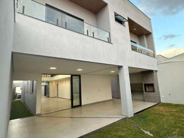 Imperdível: Casa à venda em Uberlândia-MG, bairro Aclimação, 3 quartos, 2 suítes, 2 salas, 3 vagas de garagem, 265m²!