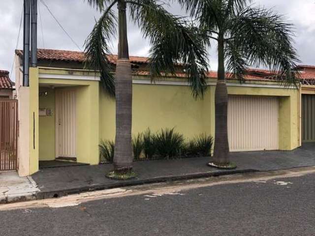 Imperdível casa à venda em Uberlândia-MG, bairro Presidente Roosevelt: 3 quartos, 1 suíte, 2 salas, 3 banheiros, 2 vagas e 177m².