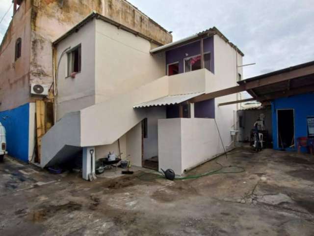 Duas casas e um escritório em frente a pista em Unamar.