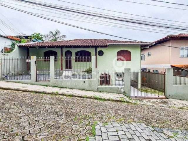 Casa 4 Dormitórios 4 Vagas na Água Verde!