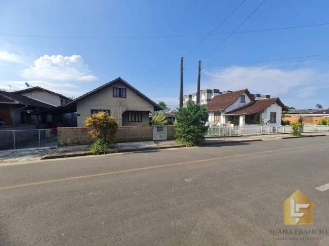 Amplo terreno com 2 casas no centro de pirabeiraba