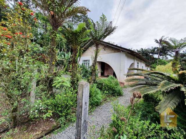 Casa com amplo terreno à venda em Pirabeiraba