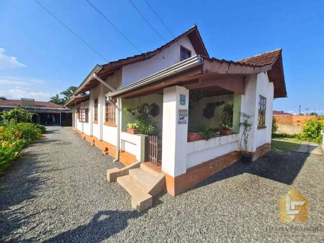 Casa com amplo terreno no centro de pirabeiraba