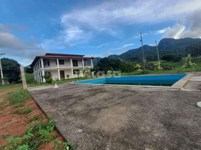 Chácara com 4 quartos, piscina e lagoa em Serra Sede