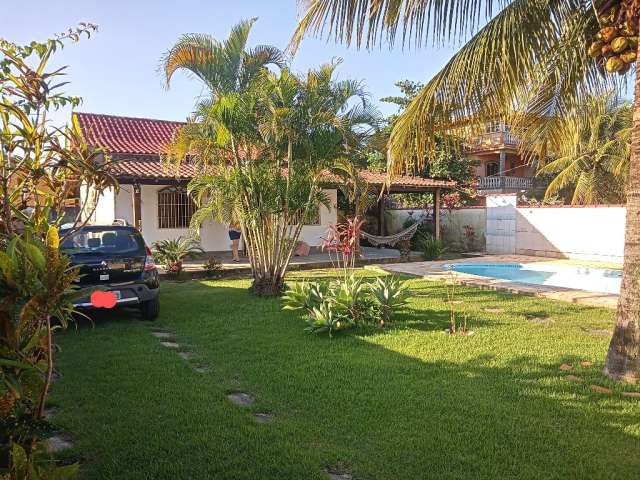 Casa com Piscina a venda no centro de Jaconé