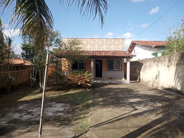 Casa em terreno amplo em Jaconé perto da rua 13