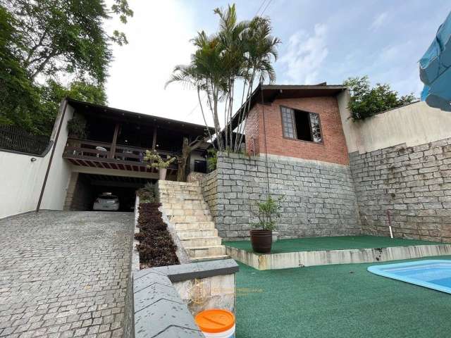 Casa com 3 suítes, piscina, cozinha mobiliada no Floresta