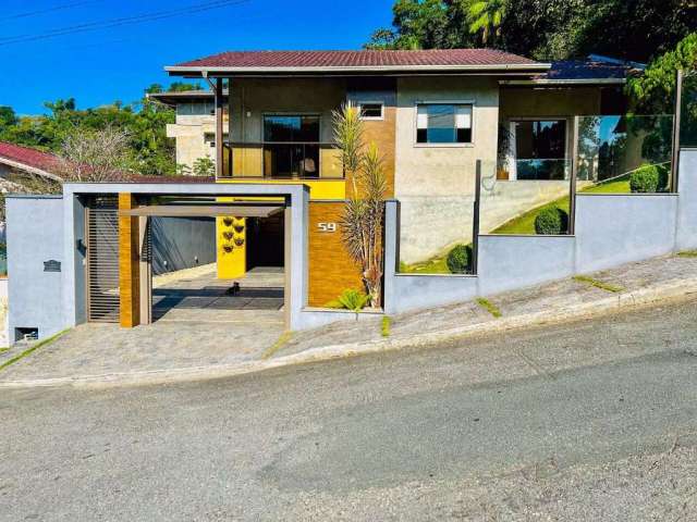 Imponente Casa Moderna no Bairro Escola Agrícola