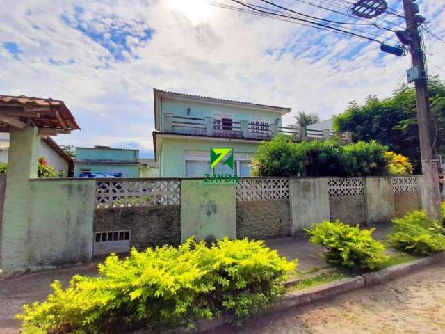 Casa duplex com 03 quartos e piscina, no Centro de Barra de São João.