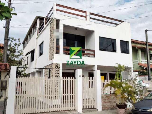 Casa triplex com piscina, na quadra da praia, no Centro de Barra de São João.