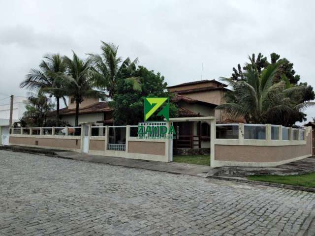 Casa de praia linear com 04 quartos, à beira mar, em Barra de São João.