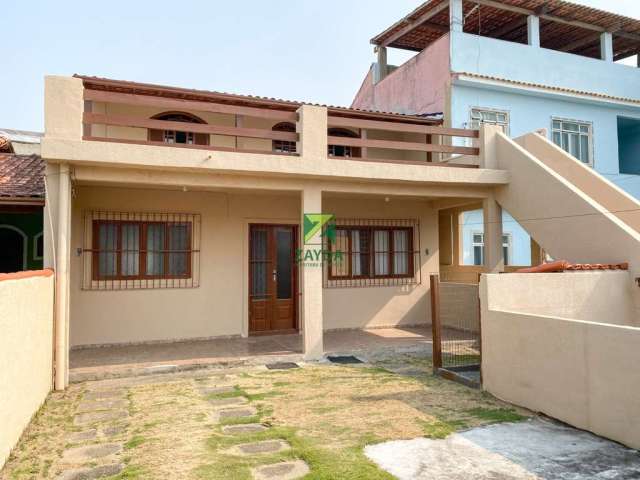 Casa com 02 quartos e quintal, na praia do Centro de Barra de São João.