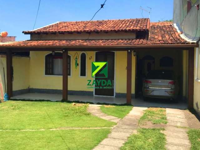 Casa com 02 quartos e quintal, na praia do Centro de Barra de São João.