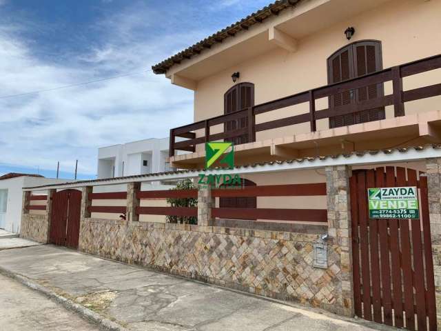 Casa com quintal amplo e 03 quartos, no Centro de Barra de São João.