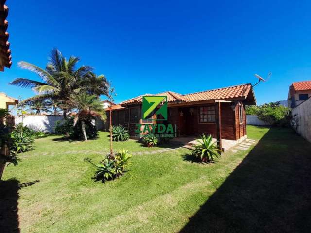 casa linear com vista para o mar, 03 quartos e amplo jardim gramado, no Bairro Peixe Dourado I em Barra de São João.