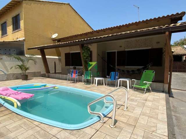 Casa linear com piscina, na quadra da praia no Peixe Dourado I, em Barra de São João.